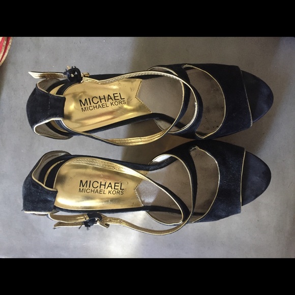 MICHAEL MICHAEL KORS Gold &Black Wedges - Picture 3 of 5